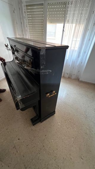 Piano antiguo de madera negra