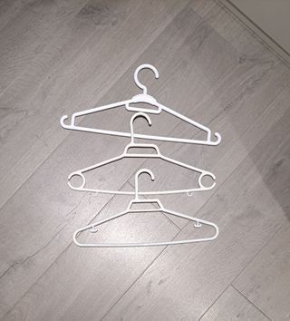 Perchas de plástico blancas