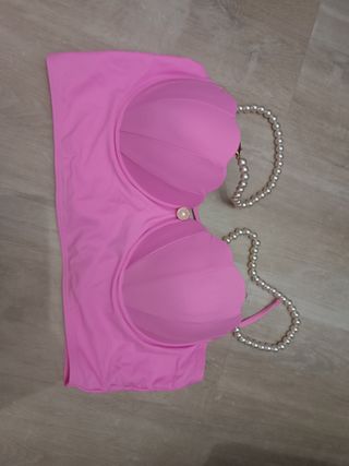 Bikini rosa con tirantes de perlas