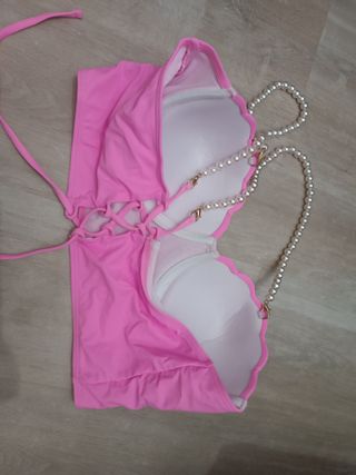 Bikini rosa con tirantes de perlas