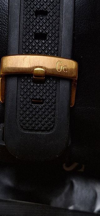 Reloj Guess GC - Negro y Dorado