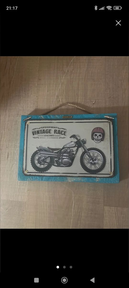Cuadro vintage moto: chapa y madera