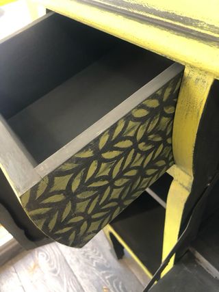 Mueble antiguo restaurado verde oliva