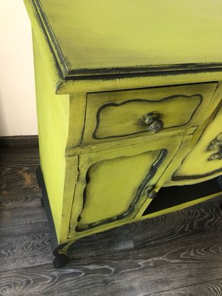 Mueble antiguo restaurado verde oliva