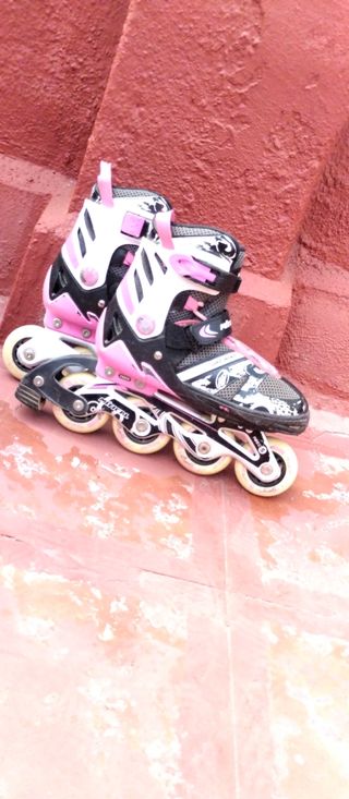 Tres pares de patines en línea adulto y niña.