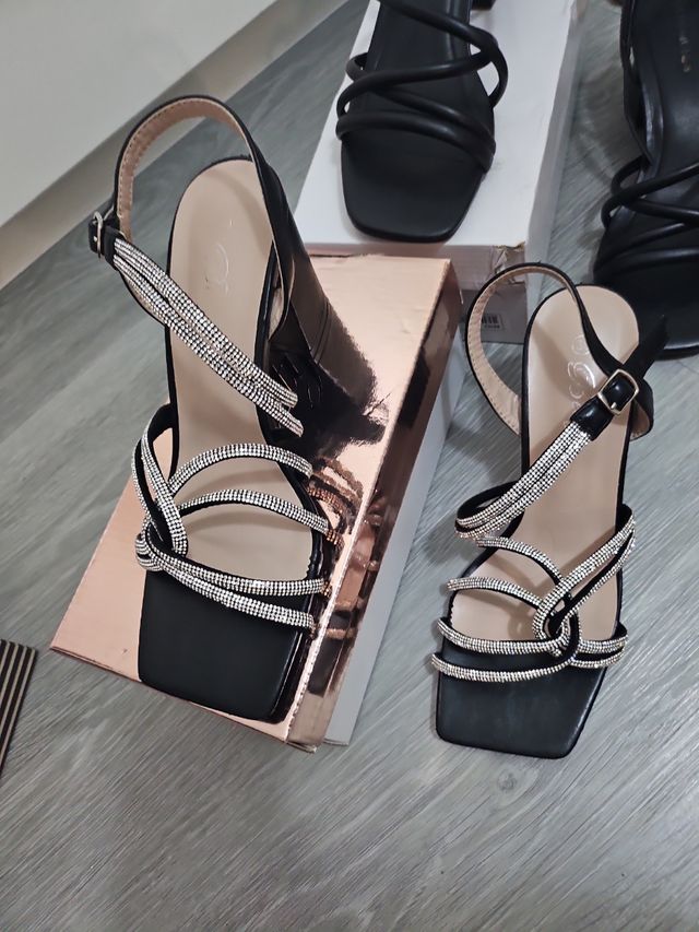 Sandalias tacón negro brillantes