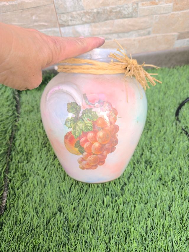 Jarrón cerámico decorado con frutas
Hecho a mano