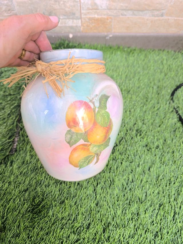 Jarrón cerámico decorado con frutas
Hecho a mano
