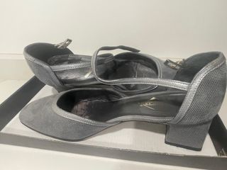 Zapatos grises tacón bajo