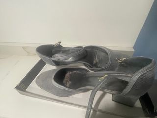 Zapatos grises tacón bajo