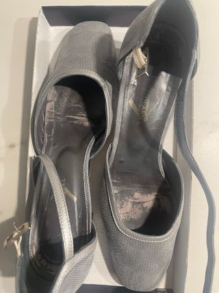 Zapatos grises tacón bajo