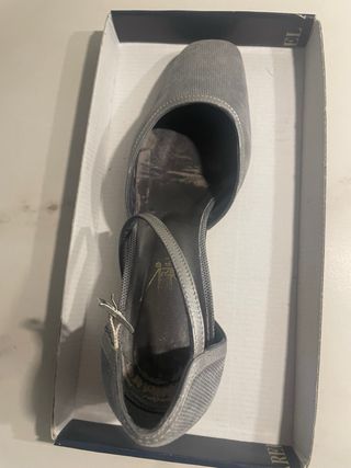 Zapatos grises tacón bajo