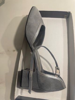 Zapatos grises tacón bajo