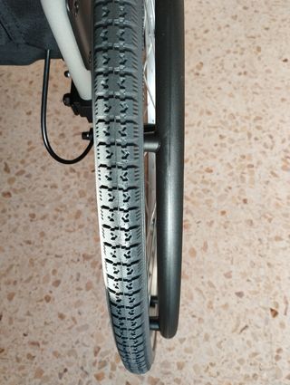 Silla de ruedas plegable nueva.