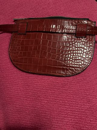 Riñonera bandolera roja efecto cocodrilo