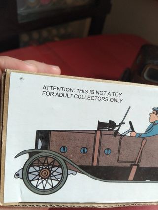 MODELO DE TAXI ANTIGUO CON CHOFER DESCUBIETO