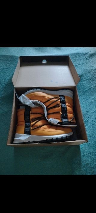 Botas North Face amarillas talla 38