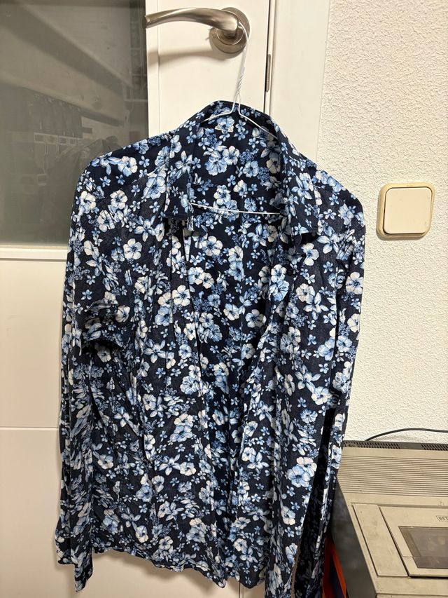 Camisa floral azul y blanca