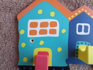 PERCHERO INFANTIL 5 GANCHOS CASITAS COLORES. IKEA