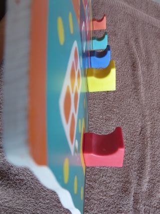 PERCHERO INFANTIL 5 GANCHOS CASITAS COLORES. IKEA