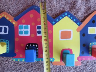 PERCHERO INFANTIL 5 GANCHOS CASITAS COLORES. IKEA