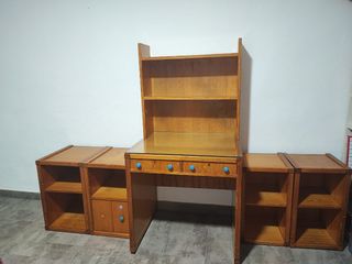 Set de muebles de dormitorio con literas.