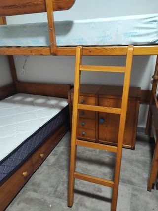 Set de muebles de dormitorio con literas.