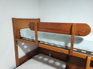 Set de muebles de dormitorio con literas.