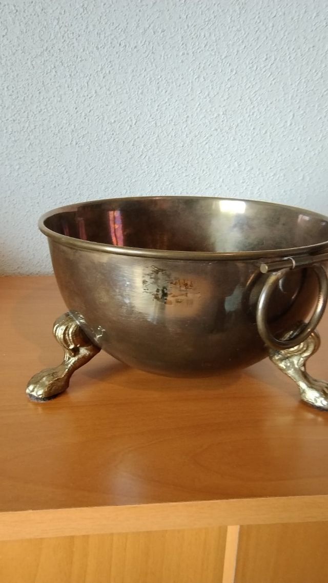 Antiguo cuenco bronce 1970s.