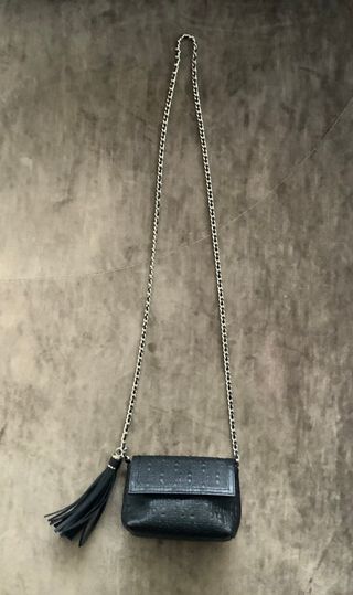 Bolso negro con cadena de PdH