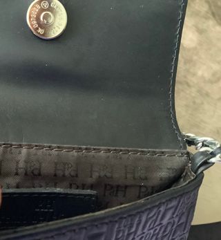 Bolso negro con cadena de PdH