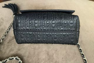 Bolso negro con cadena de PdH