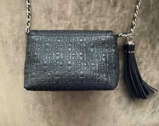 Bolso negro con cadena de PdH