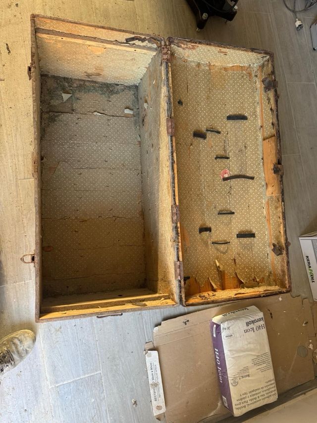 Baúl antiguo de madera y metal