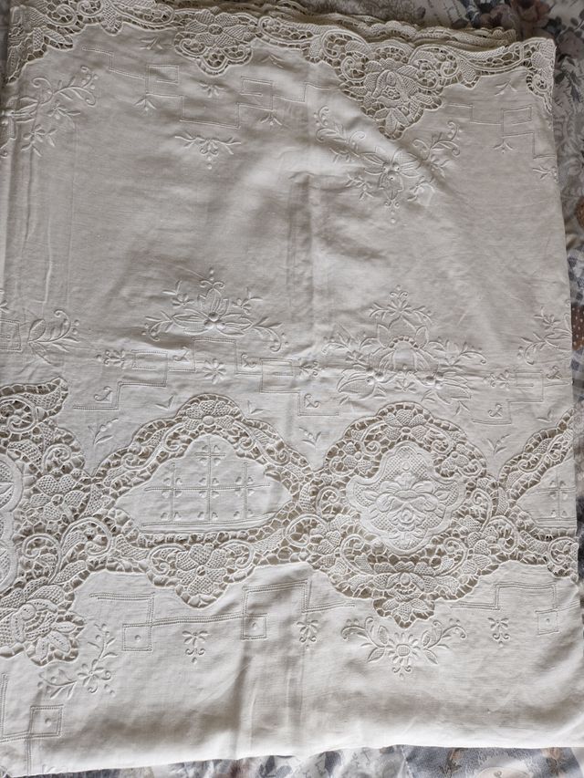 Copriletto antico in lino bianco