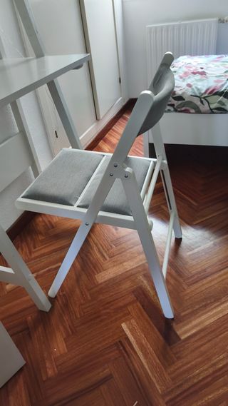 Escritorio blanco con estantería y silla