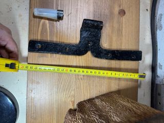 Bisagra antigua de forja