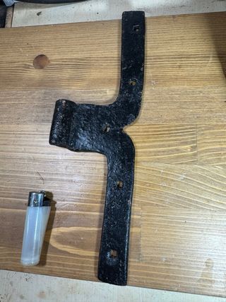 Bisagra antigua de forja