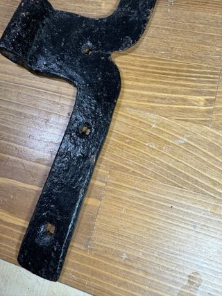 Bisagra antigua de forja