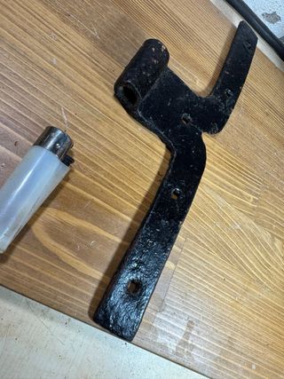 Bisagra antigua de forja