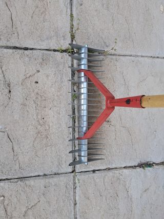 Rastrillo escarificador para jardín