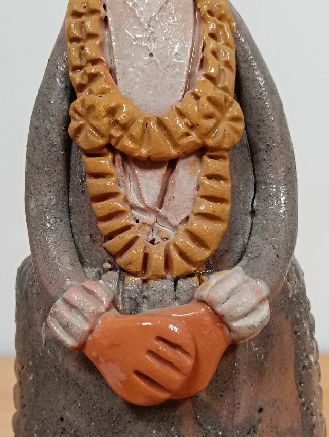 Figura antigua de barro artesanal