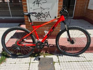 Bicicleta montaña GT Avalanche roja