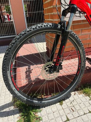 Bicicleta montaña GT Avalanche roja