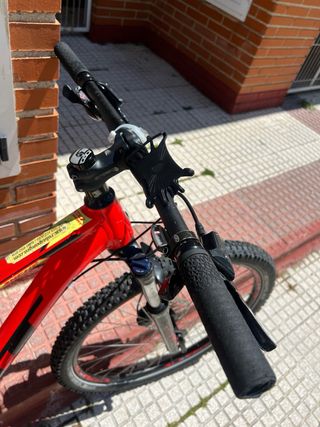 Bicicleta montaña GT Avalanche roja