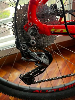 Bicicleta montaña GT Avalanche roja