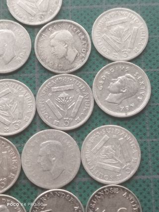 33 MONEDAS EXTRANJERAS DE PLATA