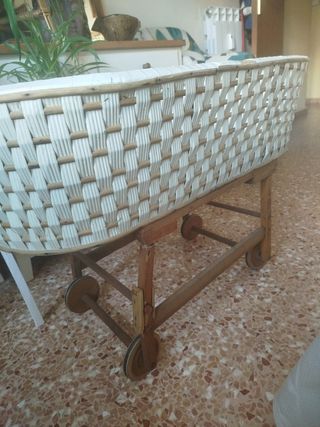 Cuna mimbre antigua