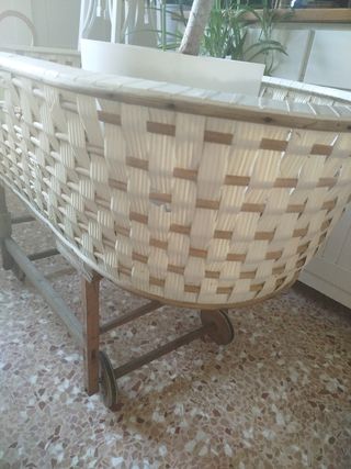 Cuna mimbre antigua