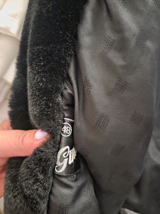 Abrigo de Pelo Negro